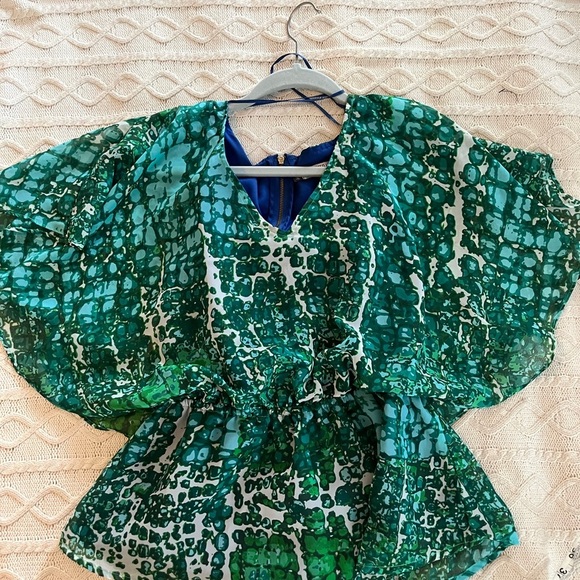 Jennifer Lopez Sleek Green Patterned Large Tiered Sleeve Blouse Women’s size S - Picture 14 of 15